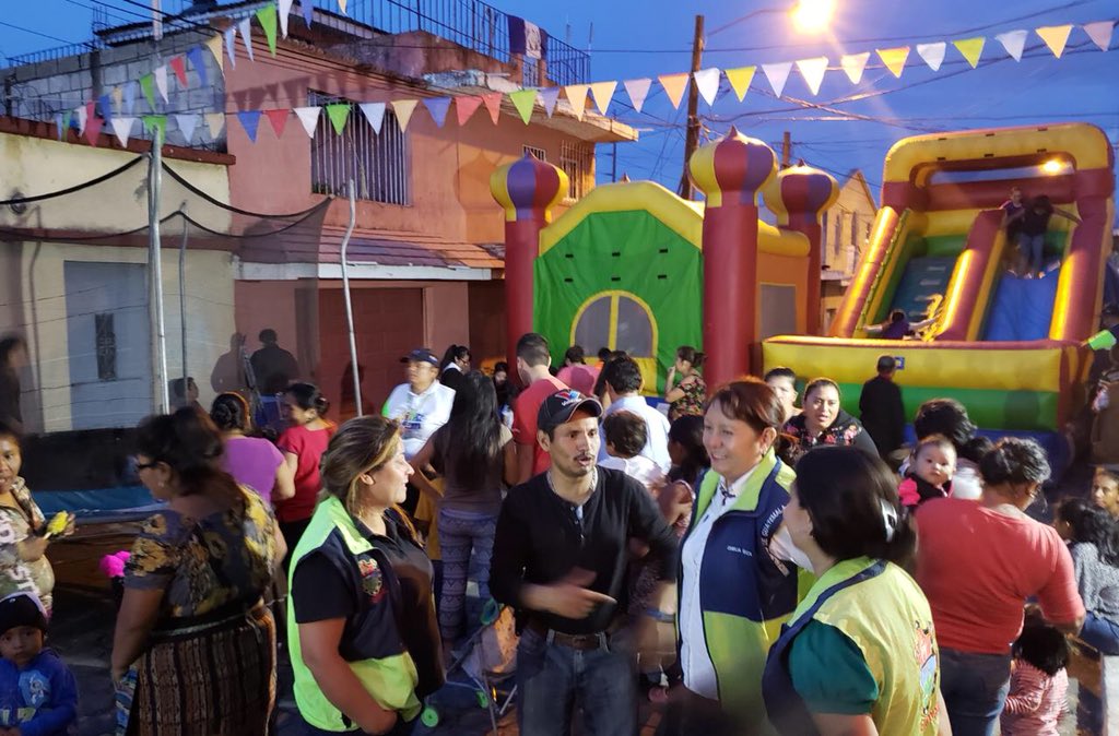 muniguate's tweet image. Chicos y grandes  disfrutan de la actividad de convivencia social DivertíMuni, realizada en la Colonia el Carmen y comunidades vecinas en #Zona6, actividad en coordinación con la Alcaldesa Auxiliar.

#GuatemalaValeLaPena
#MuniGuate