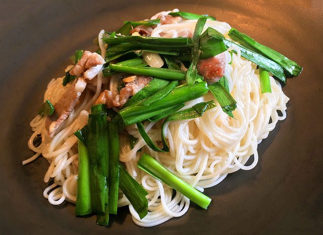 リュウジ 料理のおにいさんバズレシピ 奄美大島ではそうめんを炒める 油ぞうめん という郷土料理があるのですが これが実に旨い 具材はシンプルながらも油とそうめんの相性がよく ワシワシ食べられちゃいます チャンプルーとは一味違ったそうめんの奥深