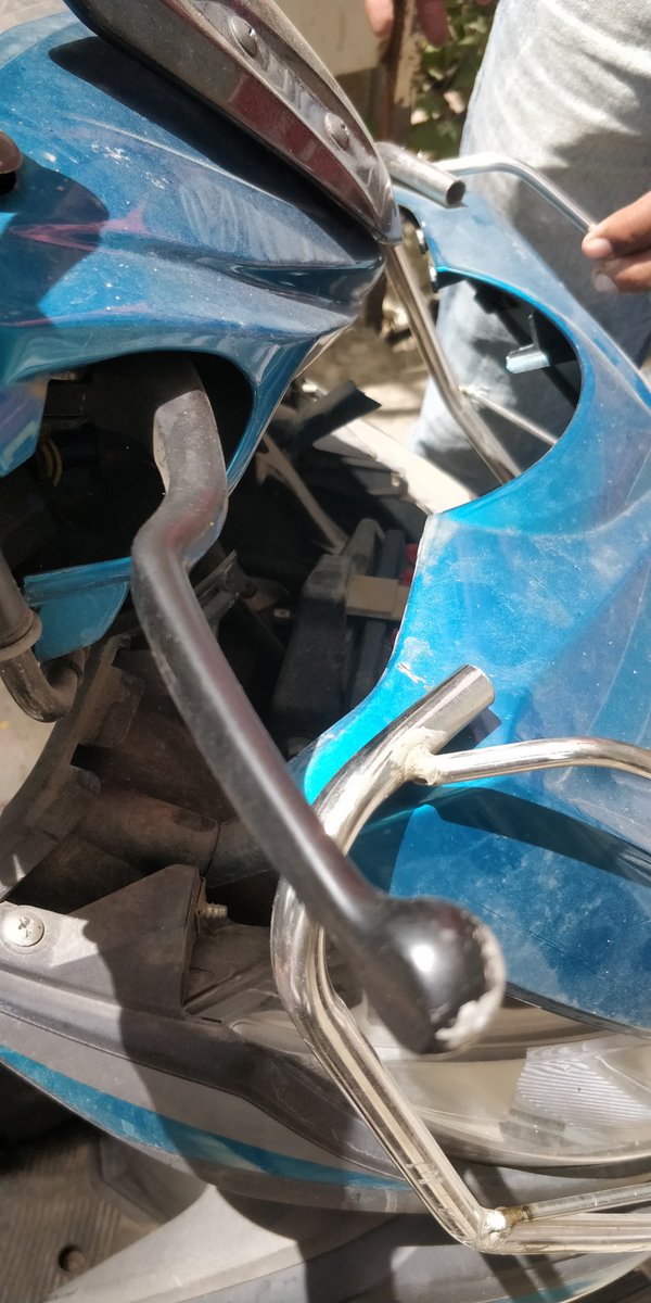 2b_or_02b's tweet image. Chassis Bent, Battery Panel broken, Mudguard and stand scratched! Bill over Rs. 3000
@blrcitytraffic towed my bike from Markham Road for no parking offence.
#CommonManProblems
#TrafficPoliceBreaksBikes
