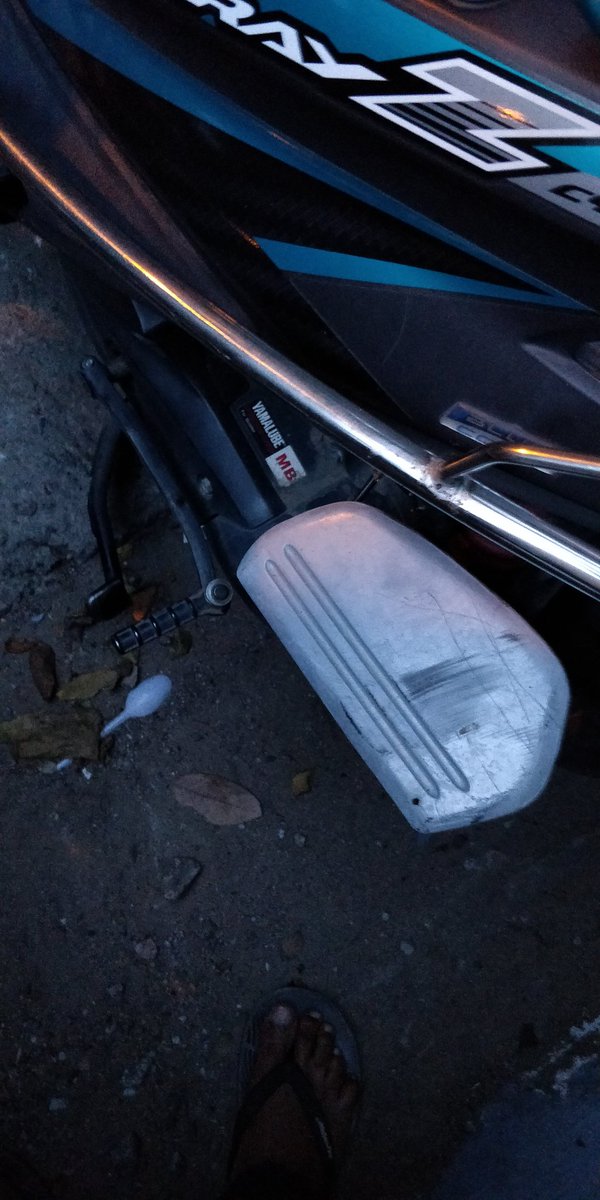 2b_or_02b's tweet image. Chassis Bent, Battery Panel broken, Mudguard and stand scratched! Bill over Rs. 3000
@blrcitytraffic towed my bike from Markham Road for no parking offence.
#CommonManProblems
#TrafficPoliceBreaksBikes
