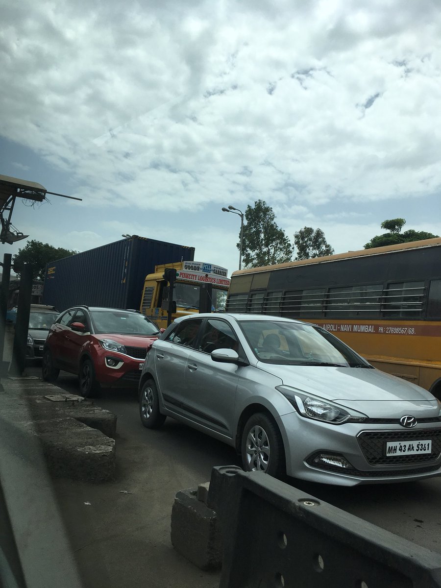 tweetwithNilesh's tweet image. Same situation trucks and conteners making airoli Mulund road disaster
@Navimumpolice @RoadsOfMumbai @MumbaiPolice @Dev_Fadnavis @nitin_gadkari @mumbaitraffic #MumbaiTraffic