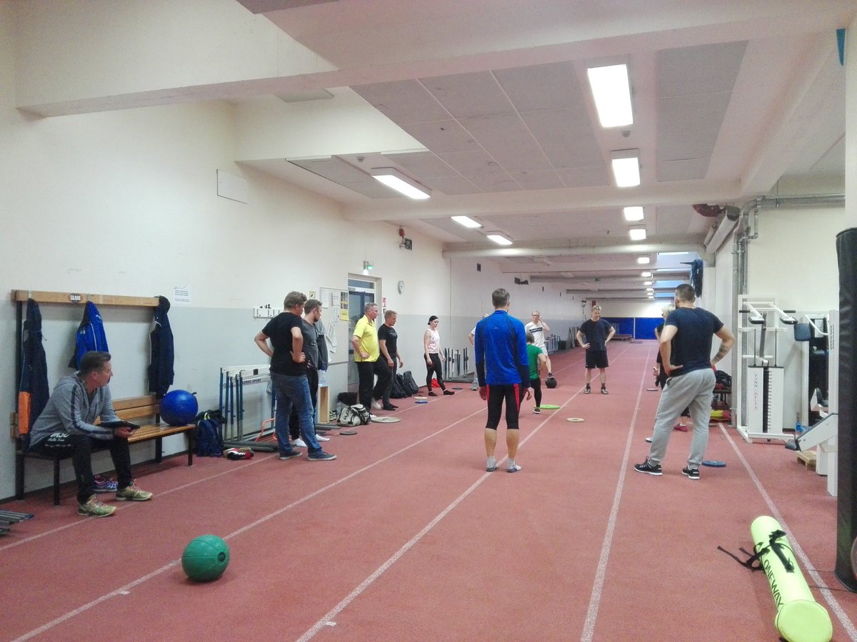 Valmentajat kuulolla nuorten voimavalmennuksesta. Kiitos <a href="/JenniPuputti/">Jenni Puputti</a> <a href="/voimanpolku/">Voimanpolku</a> koulutuksesta, lokakuussa jatketaan.