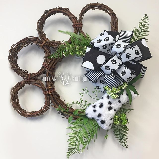 A quickie #paws🐾 wreath I put together for a local charity event. Complete with squeaky toy! .
.
.
.
#wreathmaking #handmadeisbetter  #flowerart #wreathlove #wreath #wreaths #FauxFlowers #dogdecor #HomeDecor #doorwreath
#Handmade #WoodlandBoutique #I… ift.tt/2M1QXL6