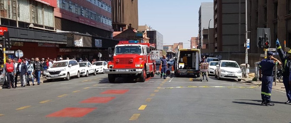 100hound's tweet image. 🚧ROAD CLOSURES🚧
Note that Albertina Sisulu road and Pixley Seme around the scene of the #JoburgFire at @GautengHealth building will be closed for safety reasons.

Please plan alternative routes and travel times accordingly.