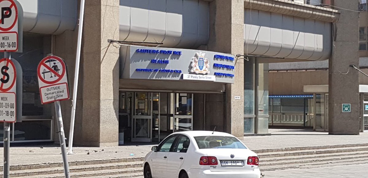 100hound's tweet image. 🚧ROAD CLOSURES🚧
Note that Albertina Sisulu road and Pixley Seme around the scene of the #JoburgFire at @GautengHealth building will be closed for safety reasons.

Please plan alternative routes and travel times accordingly.