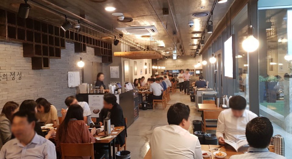 300zip's tweet image. • 삼백집 상암MBC몰점 9월 6일 오픈!
• 주소 : 서울특별시 마포구 성암로 267 MBC MALL 지하 1층 삼백집
• 영업시간 : 10:00~22:00 
• E-mail : sangammbcmall@300zip.co.kr 
• 전화 : 02-304-4388

전주 콩나물국밥의 명가 삼백집을 서울특별시 마포구에서 만나보실 수 있습니다.