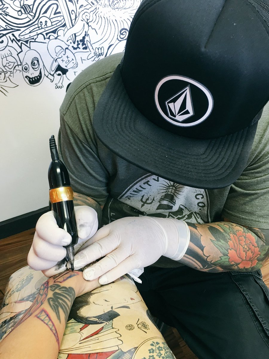 kapua_silva's tweet photo. Got inked today! Can't stop looking at it! Shout out and Mahalo to #TheEdgeTattoo 🤙🏽💯 #tattoo #polytattoo https://t.co/rROaxn0Yir