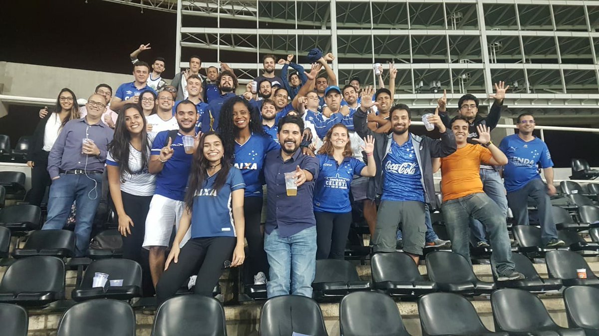 JFZeiros's tweet photo. Pensa em um @RedutosCelestes presente como a @confrariario jogo sim, jogo sim no Rio só dá eles. Dessa vez no Engenhão. Vlw pessoal por receber @felipecec_ da @JFZeiros de braços abertos. @confrariario a casa do #Cruzeiro no Rio. #Turmadobem #Bot1x1Cru #Amigosqueocruzeironosdeu https://t.co/eUaXOyEi04