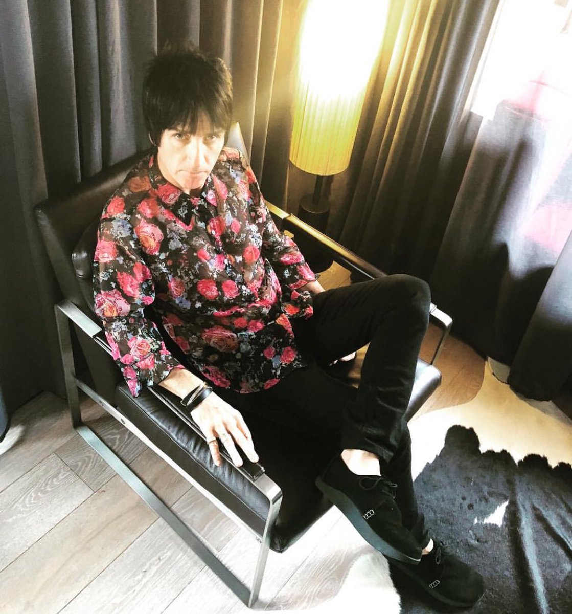 Johnny Marr wears Yogi – Orson negative heel shoe suede black.