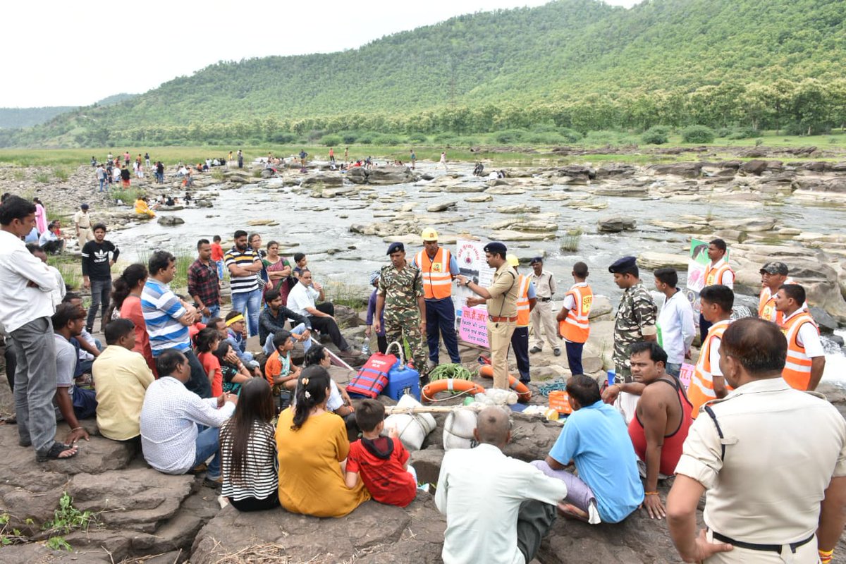MpSdrf's tweet photo. #FEMEX #Indore #flood #awareness #alart
#teamwork #MadhyaPradesh || फेमिलिराइजेशन एक्सरसाइस इंदौर
पिकनिक स्पॉट सिमरोल ||

टीम एसडीईआरएफ के द्वारा  #MpSdrf

@ManishSShrma @NDRFHQ @ndmaindia @mpsdma @ChouhanShivraj @CMMadhyaPradesh @PMOIndia @nidm_mha @indore https://t.co/HqhWqSvrcN