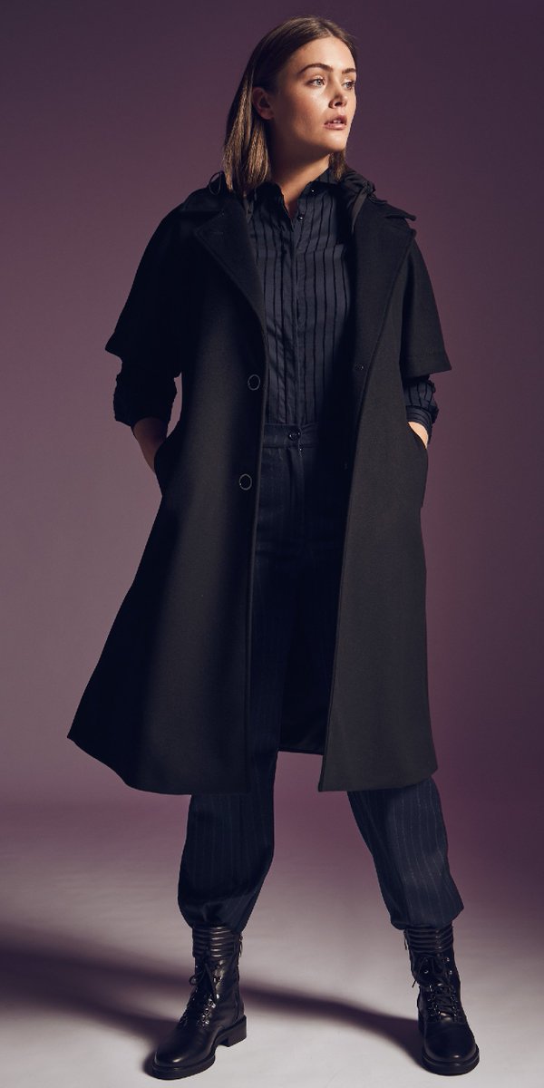 MarinaRinaldiMR's tweet photo. Two coats, multiple desires fulfilled. With their removable cuffs and  detachable hoods, your coats will  easily turn on the wrong moon. Practical, functional and always in line with a sober and distinct style. https://t.co/xpzAfvbqMt