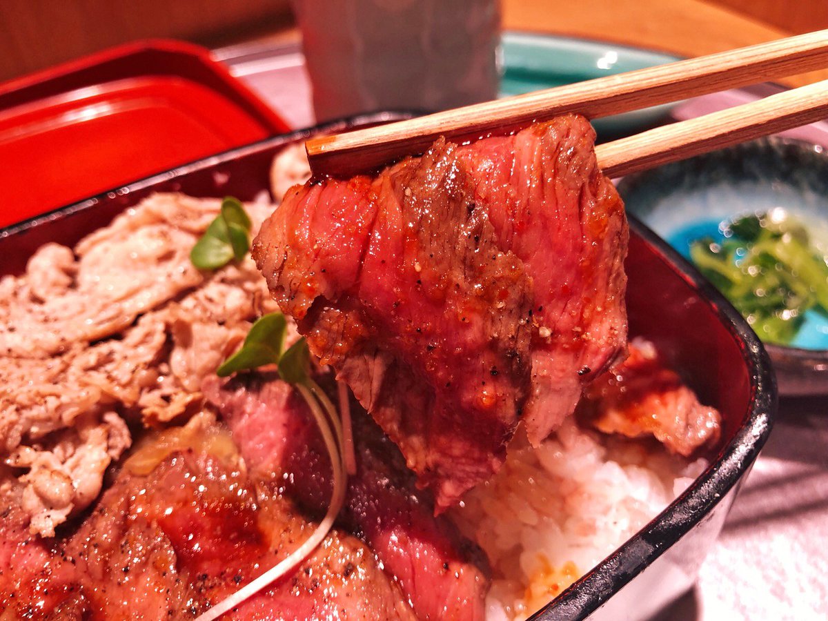 kansai_zeppin's tweet photo. 【ロマン亭】
@大阪 梅田

お肉尽くしの「ロマン亭錦重」を食べられるお店。
肉飯とビフテキを同時に堪能できる逸品で、肉食系は歓喜間違いなし！
ニンニクチップやわさびで味の変化を楽しみながら食べる事ができます🎶
ご飯の大盛りも無料で960円とコスパ最強です✨ https://t.co/uwcuv8m0Lr