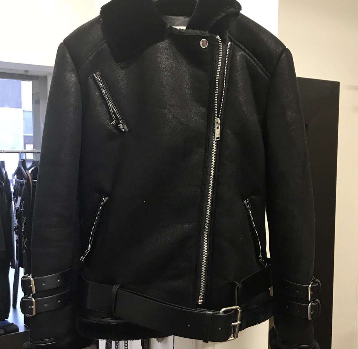 SmudgeBoutique's tweet image. Get @oliviaculpo’s look with our Silvian Heach Alfarrasi Jacket.

Absolutely LOVE this coat, the faux fur is so soft and it looks amazing with everything 🍂🍁🍂 #silivanheach #coat #flyingjacket #liverpoolbloggers #liverpool #smudgeboutique #metquarter 

smudgeboutique.com/home/2755-silv…