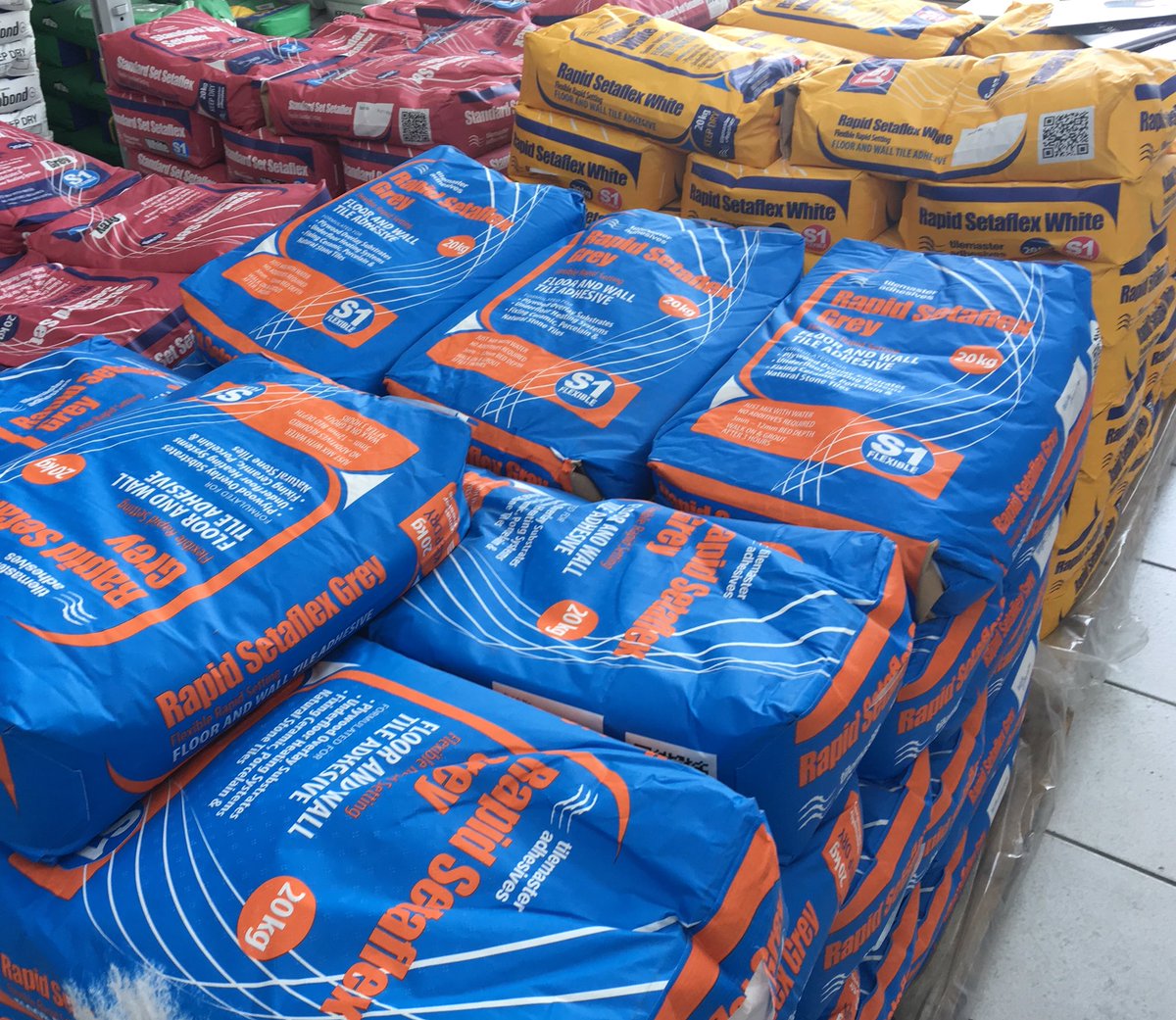 MasterTiles_'s tweet image. 1st delivery arrived!! We are now stocking #tilemaster #setaflex #adhesives at our #Hove store. Visit us today for more info. @Tilemastersimon @tilemasteradhes @TilemasterTeam