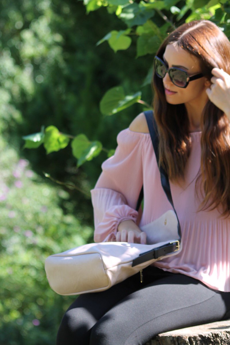 Lifestyleintuk's tweet photo. Dear #vegans Plz find this lovely #crueltyfreebags #veganbags #luxuryveganbags #slingbag it’s #multipurposebag #versatilebag #causal #office 10% off for new subscribers https://t.co/EvyuxJlCg9   https://t.co/NoocLGjI7f  #sustainableliving #animalovers #veganhandbags #veganbags https://t.co/Y42G3nRUVz