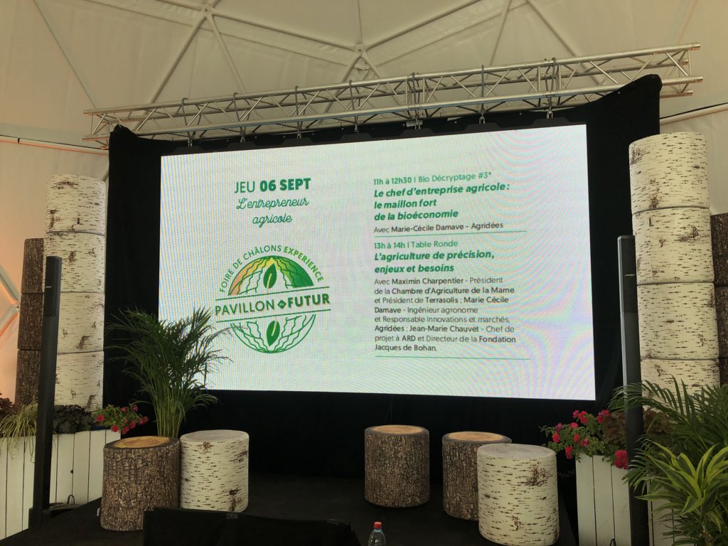 pavillondufutur's tweet photo. La table ronde « L’agriculture de précision, enjeux et besoin » débute dans 20min dans le @pavillondufutur @foiredechalons ! @Maximin51 @Terrasolis_ @ChambreAgri51 @MarieCecile75 @SAFThinkTank @jmchauvet51 #ARD #fondationjacquesdebohan #pdf2018 https://t.co/yUbjDSH1Kt