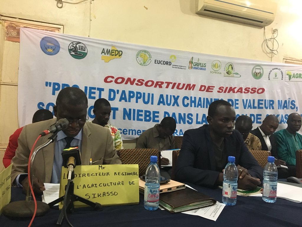 OSamkes's tweet photo. Lancement du projet d’appui aux chaînes d valeur maïs, sorgho et Niebe dans la région de #Sikasso #AGRA @ONG_Amedd https://t.co/Oq4UjiP65c