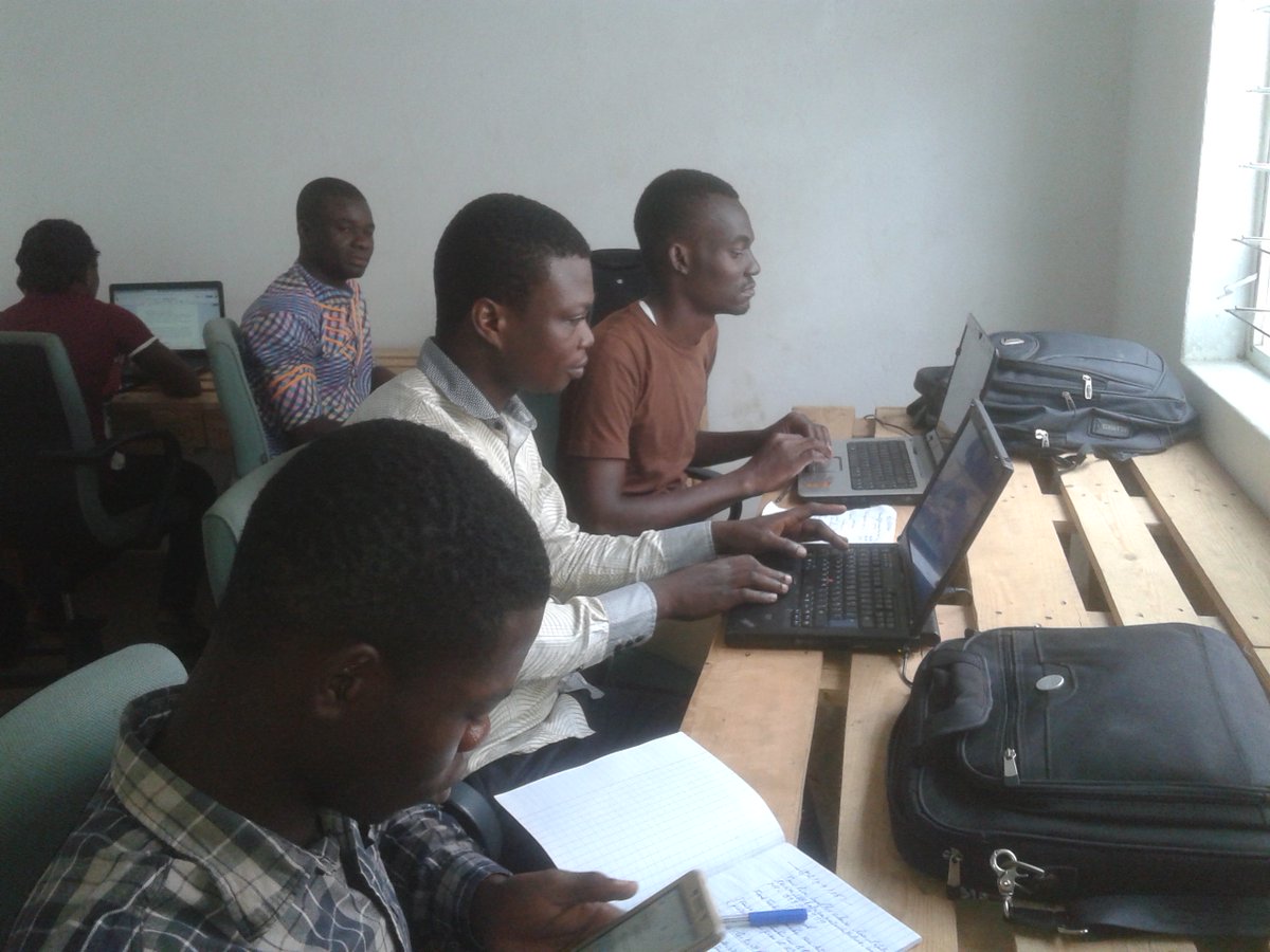 TIKOUM3's tweet photo. Séance de formation sur les réseaux sociaux à @woelab avec @TchodieFidel  @kwakuNobo @TMislem, @NoukalaK https://t.co/7EO4NLU9uw