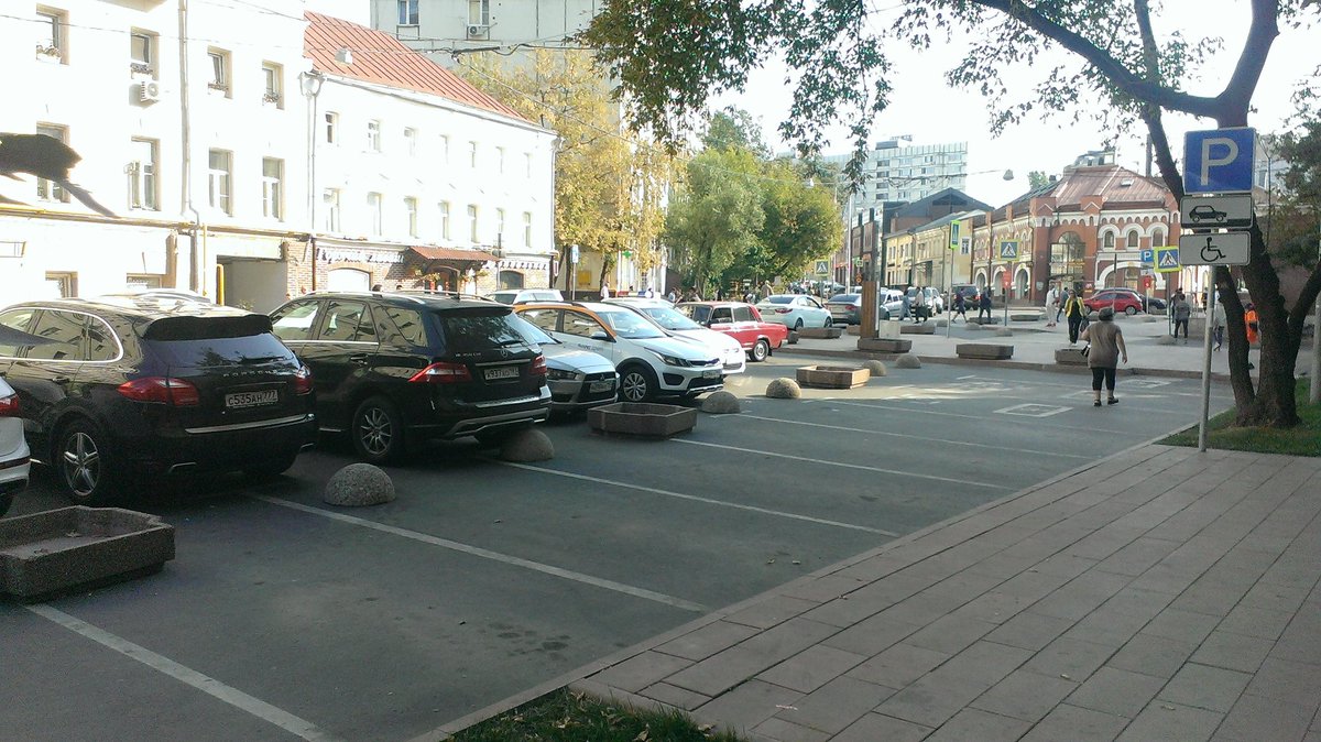 jatviag's tweet photo. Вернулся из отпуска, а Москва опять преобразилась при Собянине. Весной клали плитку, асфальт под стоянку, теперь надолбы. https://t.co/y5iTaQYl6l