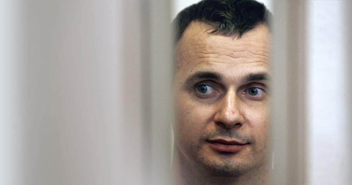 OriBenDov's tweet image. זה אולג סנסטוב, במאי קולנוע אוקראיני, שהיה פעיל נגד שלטון הבובות הרוסי שם כשפוטין כבש את חצי האי קרים ב2014, שם סנסטוב גר, הוא נעצר ונשפט ל20 שנה בכלא האכזרי ברוסיה. כבר חודשיים שסנסטוב בשביתת רעב. הוא אבד 15 קג ממשקלו, והוא עומד למות #freeolegsentsov