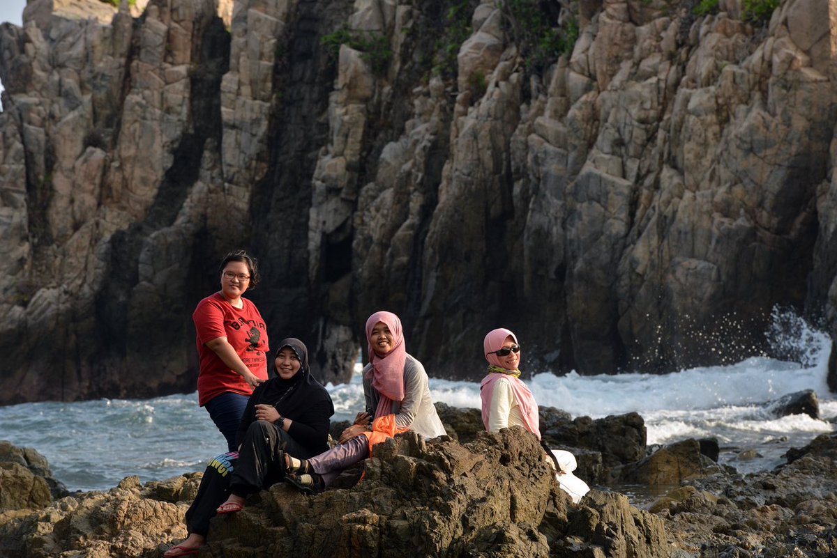 rosannaiqbal's tweet photo. "Bangga Indonesia karena kemana pun saya berkelana, dari Selatan ke Utara, dari pedesaan ke kota, bentang alam berlumur pesona tak pernah berhenti manjakan mata!"
#meREDeka @RedDoorzID @haimitaoktavia @rohmahkr_07 @dompetcerdas https://t.co/C8xRrVQsm5