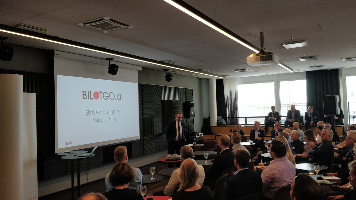 jakostamo's tweet photo. #BilotGo.ai tilaisuus vauhdissa. Elinkeinoministeri Mika Lintilä myös vauhdissa, tekoälynäkemykset tulevat päästä & ❤️, ei paperista. Respect. https://t.co/PAcTkLo4fa
