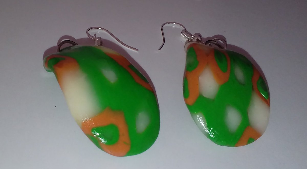 Ohrringe „arco“ Ohrschmuck, als Unikat- einmalig in der Welt.
Handgemacht und handgebogen..
Speziell durch eine einzigartige Farbgebung grün, elfenbein, orange mit quarzvisellem Inlet. Hängelänge 6 cm. Ohrstecker 925 Silber. shop.unikateorbit.com/product/ohrrin…