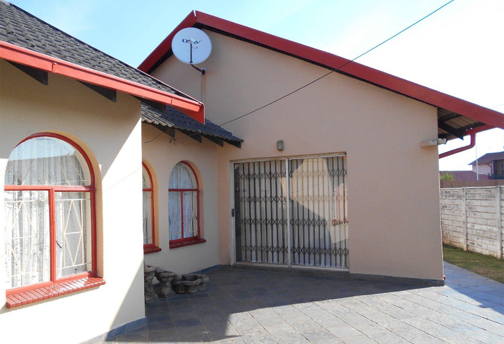 propertInSA's tweet photo. 3 Bedroom House for Sale in Bakerton
Bedrooms: 3, Bathrooms: 2.
Listing Price: R 750 000
For More Info Please Click Below URL:
https://t.co/wVYXu9YxfS
#Sale #House #Properties #Apartment #Homes https://t.co/zPkO6lzJ2B