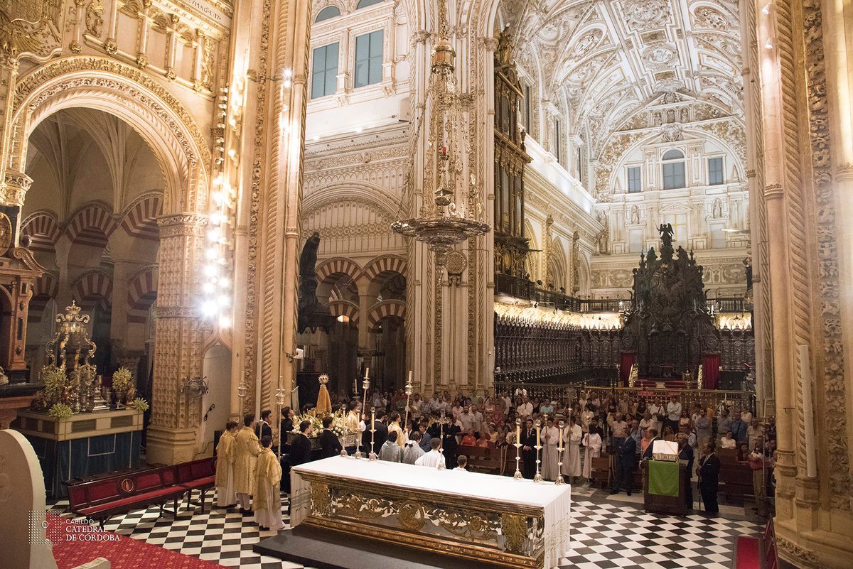 mezq_catedral's tweet image. #FelizJueves. #Hoy celebramos el Traslado de Ntra. Sra. de la #Fuensanta a @CabildoCordoba. La llegada de la #patrona de #CordobaEsp está prevista hacia las 22.30 horas. Recordamos algunas imágenes del traslado del pasado año.