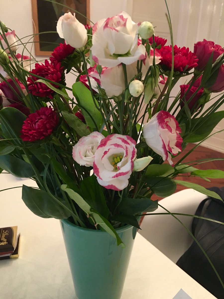 dianastol's tweet photo. Am Montag diesen wunderschönen Blumenstrauß bekommen. Tolle Farben. #Astren. :) 

#schöneMomente https://t.co/QVjD2ZLwYD