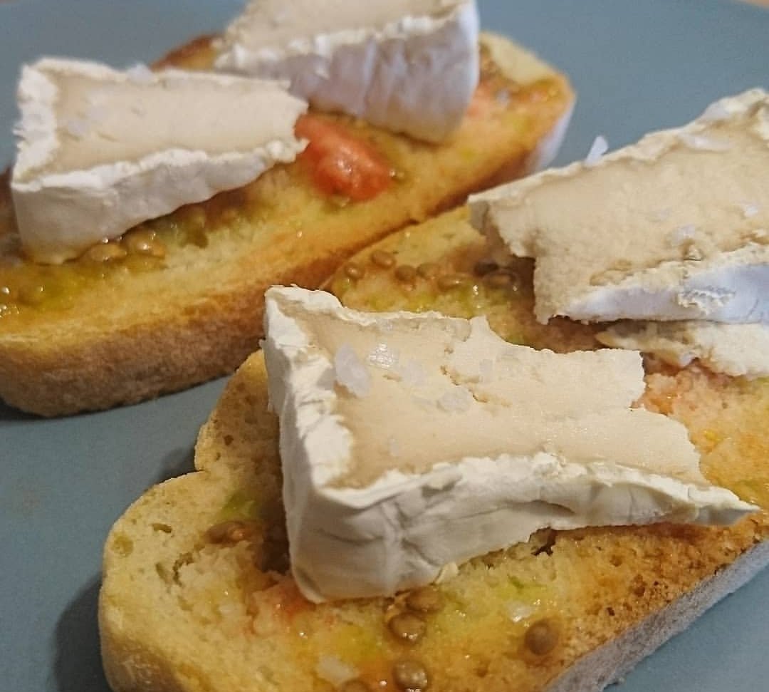 VegansBio's tweet photo. Mummus . Camembert vegano https://t.co/mDiIgo4Uqz