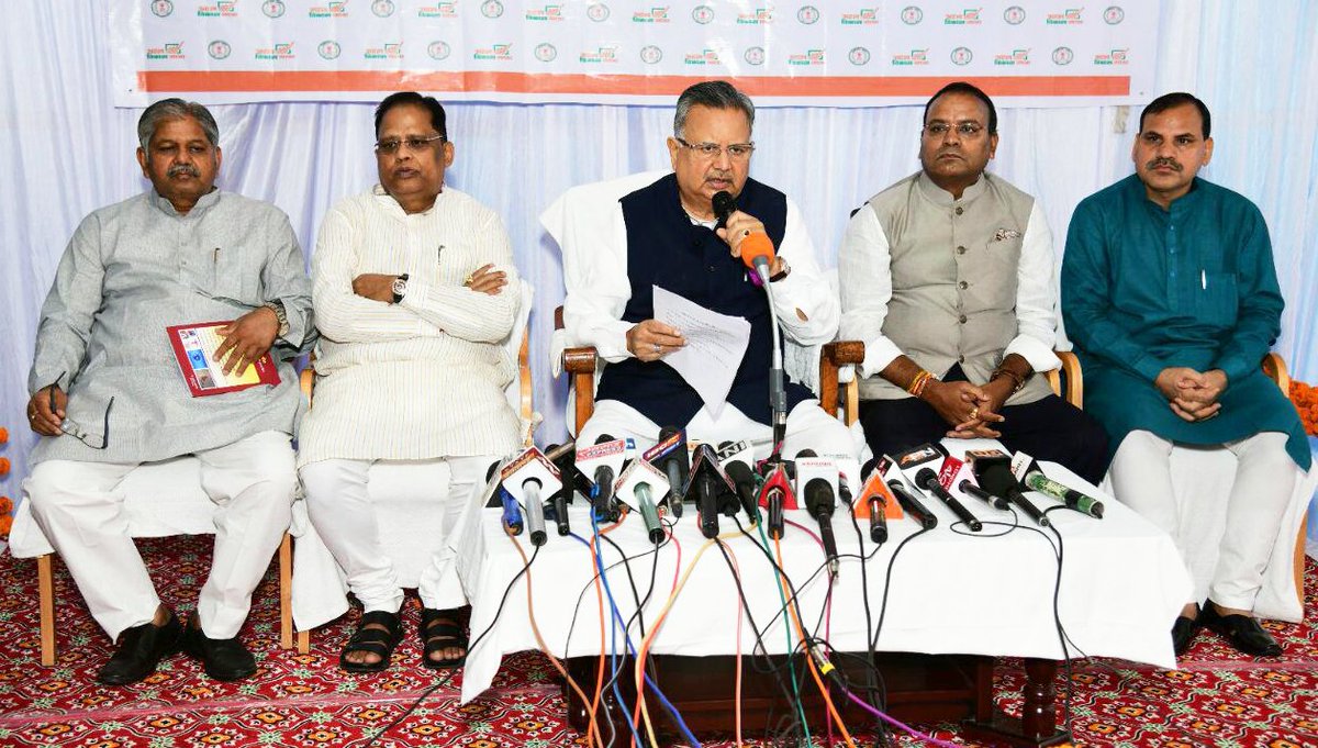 आज मुख्यमंत्री <a href="/drramansingh/">Dr Raman Singh</a> जी के साथ बिलासपुर में आयोजित पत्रकार वार्ता में राज्य के सम्पूर्ण विकास के लिए तैयार की गयी योजना #NavaChhattisgarh2025 के बारे में पत्रकारों के साथ चर्चा की।  #AtalVikasYatra
