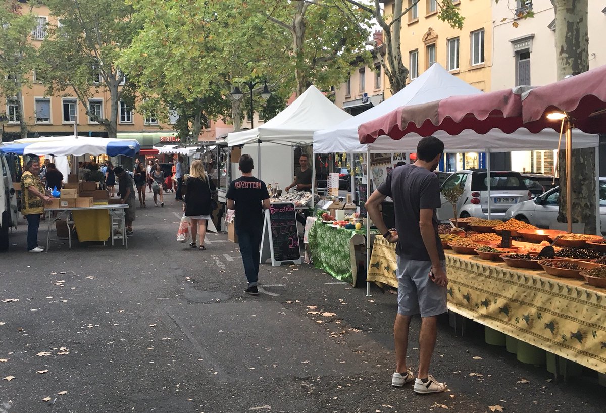 BriceDury's tweet photo. Tables à pique-nique, lancement d’un marché du soir, événements autour de la gastronomie... La 3ème phase de test sur la #petiteplacecroixrousse est lancée ! @grandlyon @millenaire3 @Mairie4Lyon @europeancanteen #espacepublic #experimentation https://t.co/iO01Iqlq2u