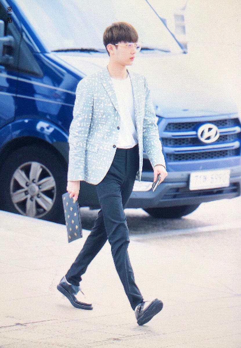 SIL0923's tweet photo. #赖冠霖 #라이관린 #워너원 180906 인천공항 https://t.co/NwzZeTmlqM