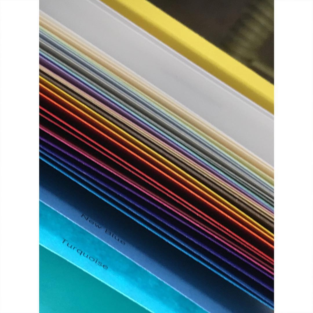 colorplanpapers's tweet image. Acmé Paris’ #ColourBookMini, featuring all 51 shades of Colorplan, 25 embossings and 8 weights.