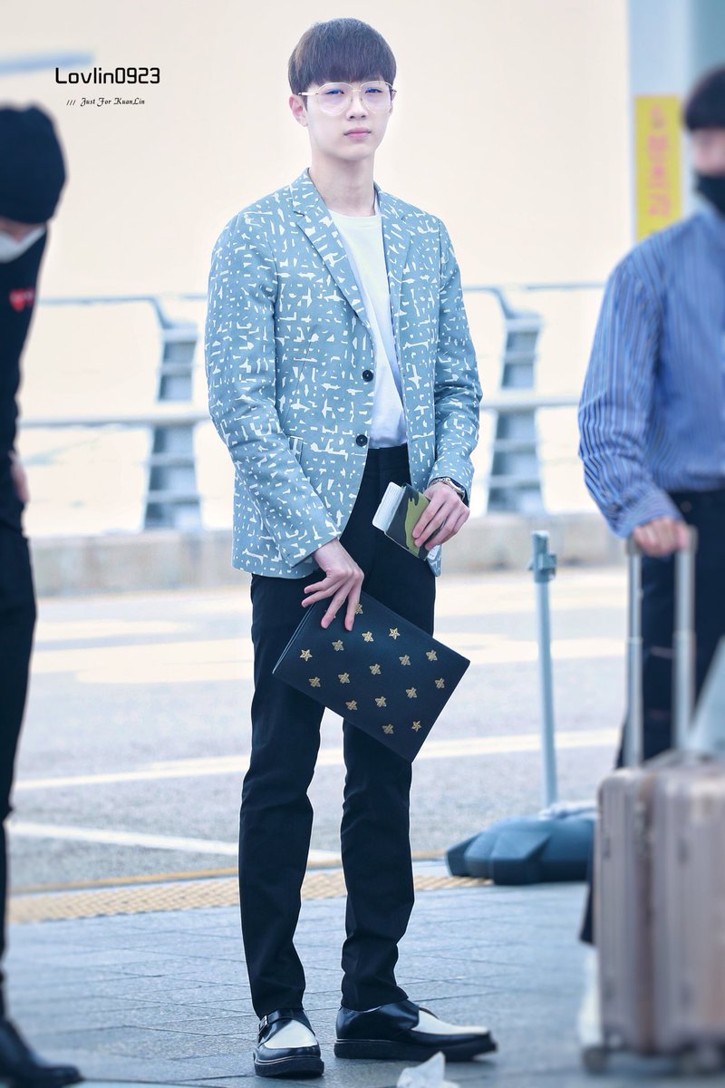 lovlin0923's tweet photo. #라이관린 #賴冠霖 #LAIKUANLIN #워너원 180906 ICN HD new hairstyle is so cute 😍😍😍 https://t.co/MGes4W5xtI