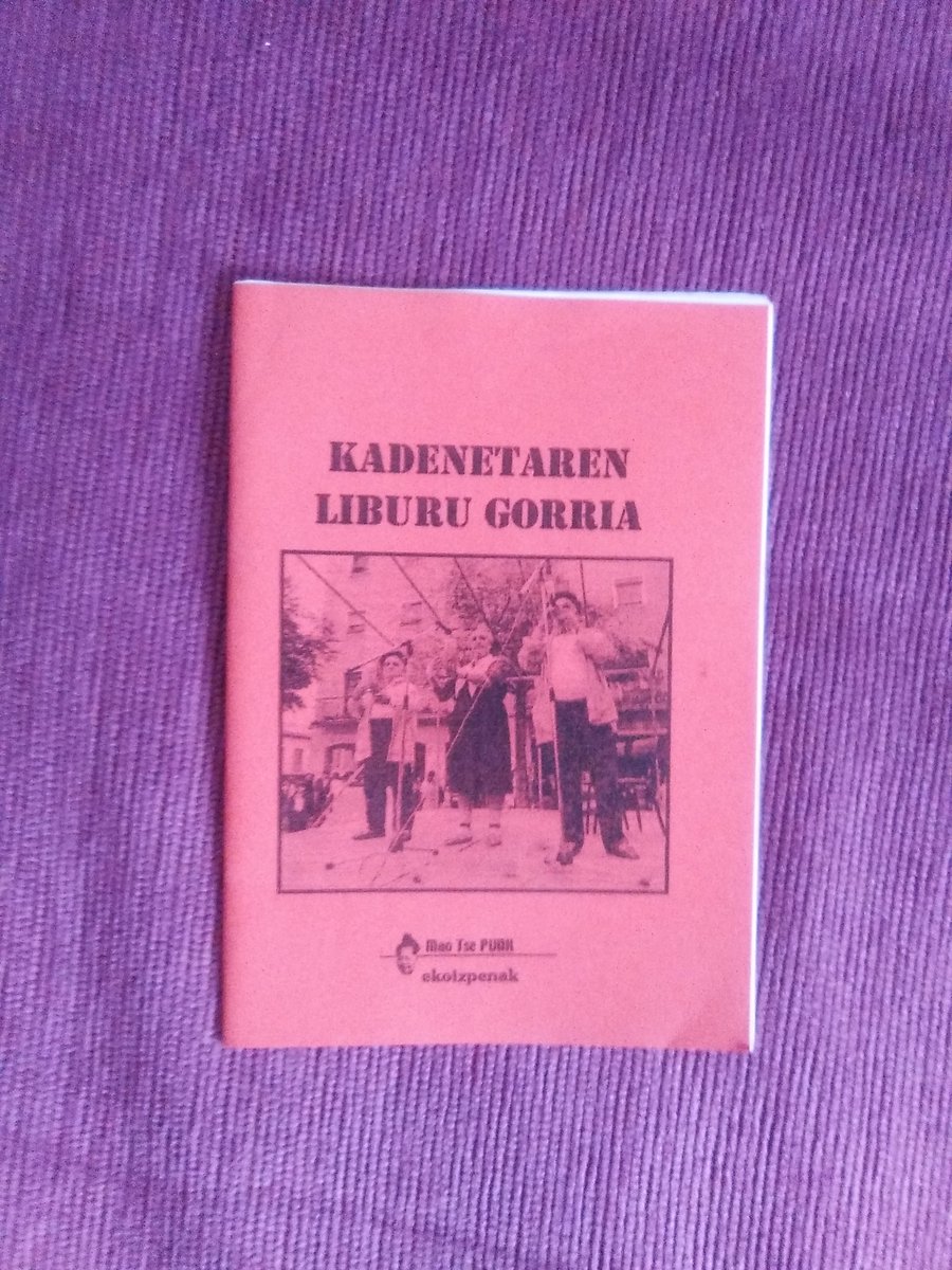 kako_marx's tweet photo. @Ertxolegi @BandaBatxoki Hona hemen #KadenetarenLiburuGorria ren euskarazko bertsioaren pasarte batzuk
Kadeneta ala Hil! https://t.co/dEykDSbiek