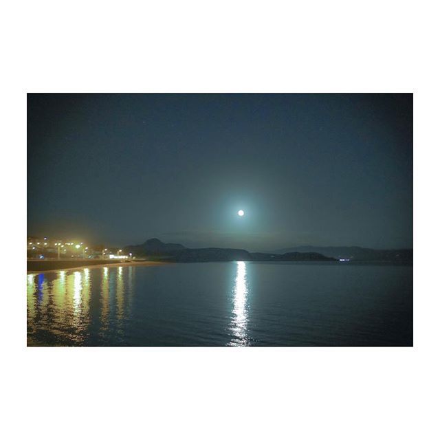 Full moon by iPhone .
.
.
#iphone #moon #nighttime #art #notart #itsonlyapicture #wales #night #light ift.tt/2wNSa2L
