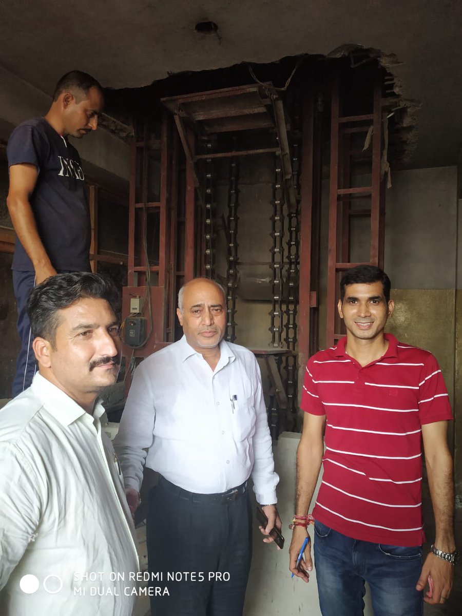 dhpm_jk's tweet photo. Today on 06.09.2018 #Chief Executive Officer and #Secretary APMC #Jammu review of Arrival of Variety of #Apples and Conducting General Inspection in #Fruit &amp; #Vegetable #Market Narwal #Jammu. https://t.co/wT5bwqWir7