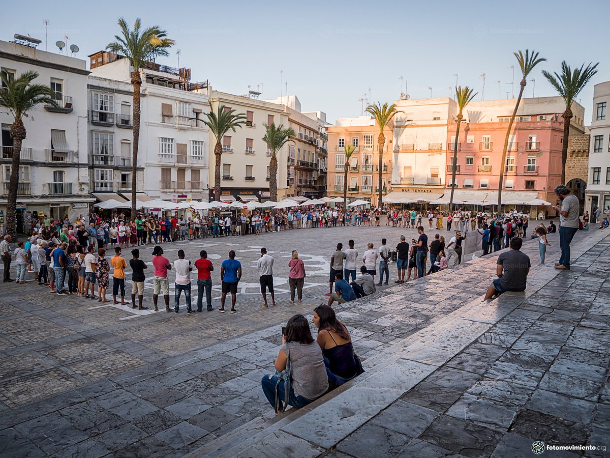 Fotomovimiento's tweet photo. Acción en Cádiz contra las políticas migratorias del gobierno y de la U.E. #CirculosDeSilencio #Cadiz #StopDevolucionExpress @APDHACadiz
Todas las fotos aqui > https://t.co/xmv64AHHDK https://t.co/MmLPGyJwt2