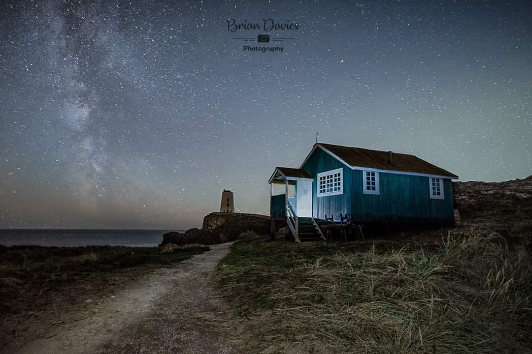 Milky Way on Ynys #Llanddwyn @ItsYourWales @AngleseyScMedia @DesignByAnglese @VisitAnglesey @GorauMon @ruthwignall @astro_timpeake @DigitalSLRPhoto  #Astrophotography #nightscape #stars #island #anglesey #ynysmon #ynysllanddwyn #lighthouse @darkskywales #WALES #walescoast