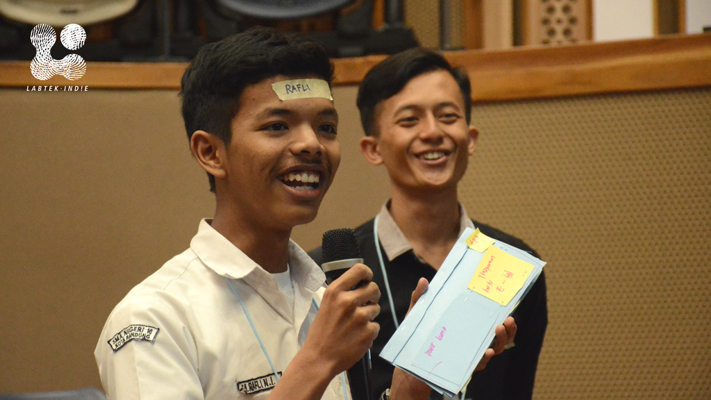 labtekindie's tweet photo. Photo (31/08)
Introduction to #DesignThinking by #LabtekIndie for Bandung Young Entrepreneur Competition (BYEC) participants. @byec_2018 is a competition held by SBM ITB to challenge high school students to be able to make a creative business.
-
#LabtekIndieWorkshop https://t.co/Zb3KKG49RT