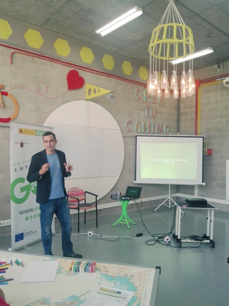 Coworking_CT3's tweet photo. Vicente Castillo anima a nuestros coworkers a idear un producto Exprés para aprender de los errores @ronroning1 @eoi @Ceeict @infoRMurcia https://t.co/V3TnXOPe35
