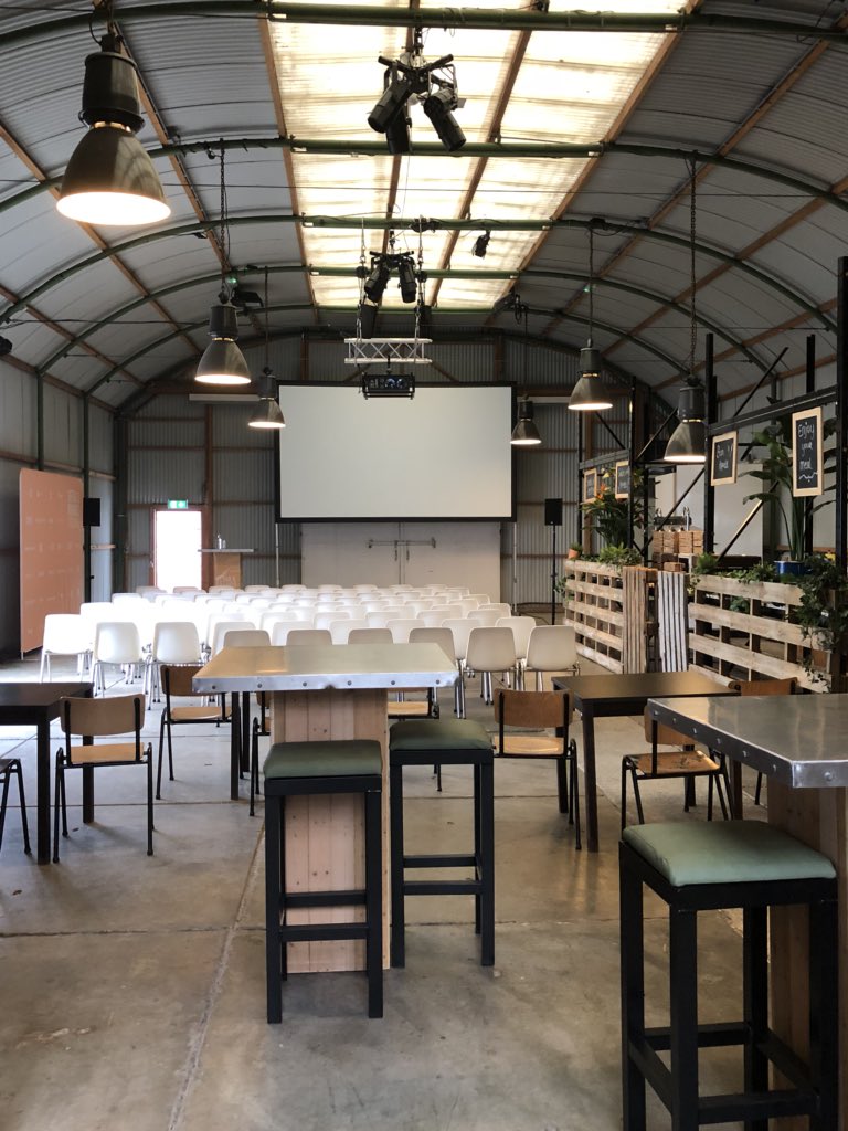 In love met deze venue en blij met het waanzinnig gaaf podium dat we dadelijk mogen inpakken met <a href="/DecathlonBEL/">Decathlon Belgium</a>! Topic Relevant en snel innoveren vanuit het hart van de organisatie. 12u20 loods c! Tot zo dadelijk #RABFEST18