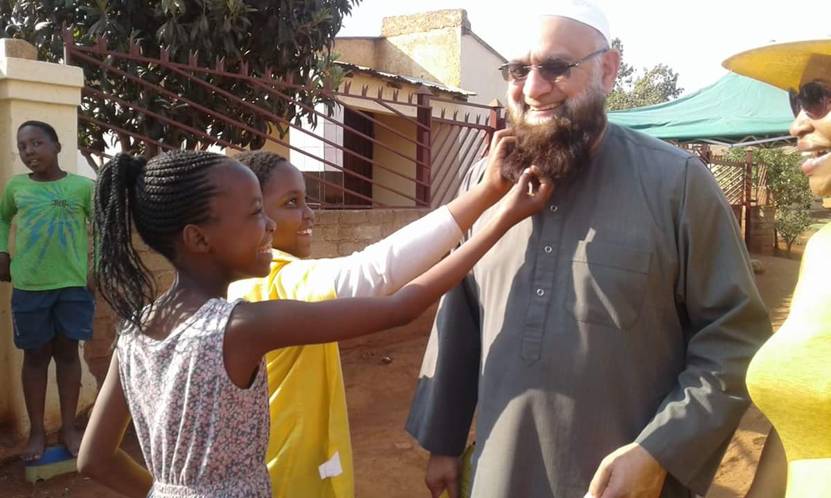 When we say that our @GautengANC leaders deeply love and care for the people, we mean just that. MEC @ismailvadi brought smiles to the children #ANCGPCares #ANCGPAtWork