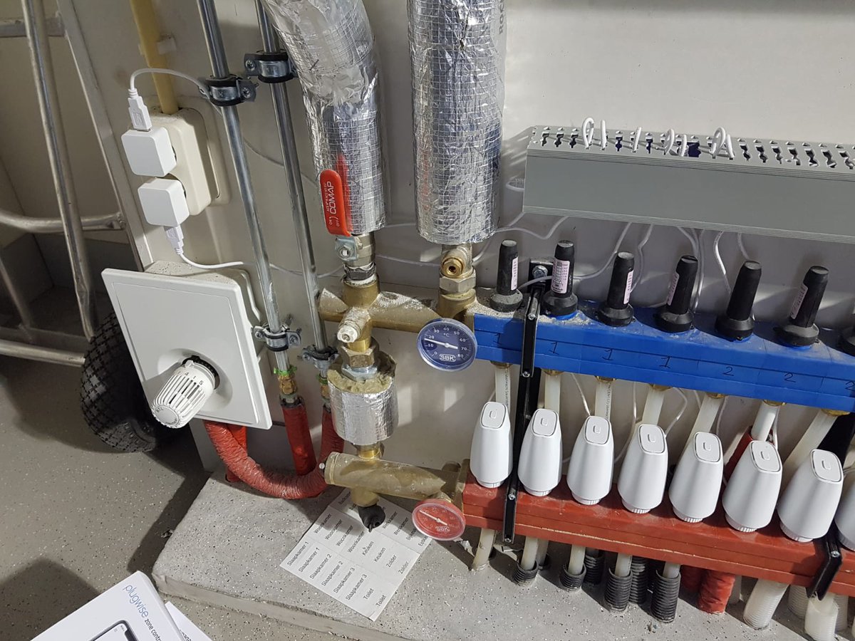 Vorige week hebben wij een zone-regeling installatie gedaan met de Floor ( bit.ly/2Q9rm6c ). Nu kan het hele pand per kamer apart verwarmd worden met vloerverwarming.