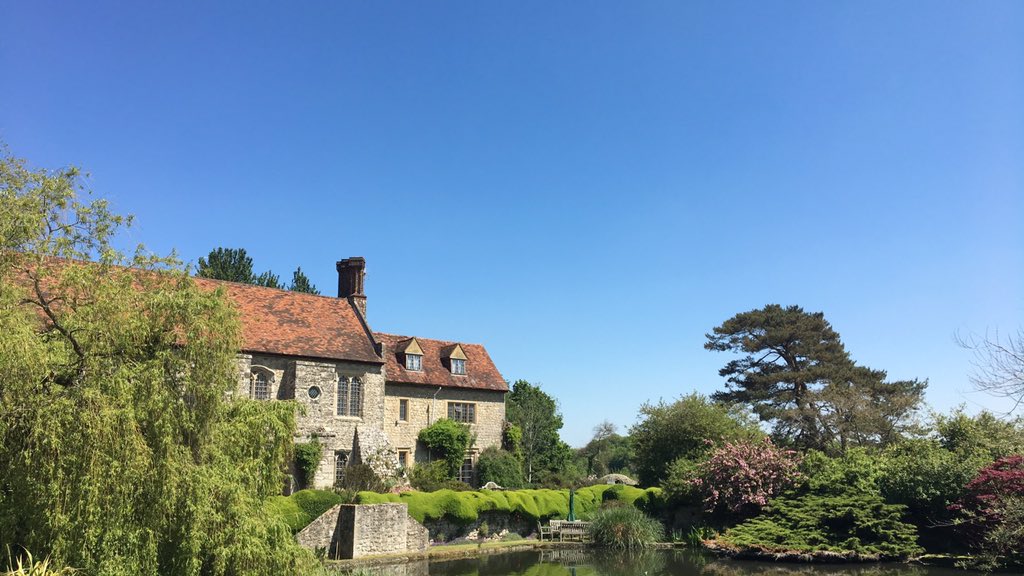 NettlesteadPL's tweet image. What a stunning morning it is here at Nettlestead Place... What a summer it has been 💛☀️ #Nettlesteadplace #WeddingWednesday #wedding #kent #kentishwedding #love #venue #gardens