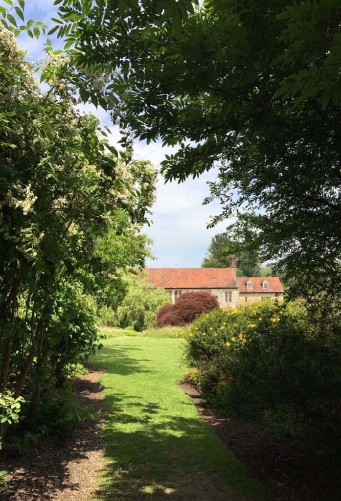 NettlesteadPL's tweet image. What a stunning morning it is here at Nettlestead Place... What a summer it has been 💛☀️ #Nettlesteadplace #WeddingWednesday #wedding #kent #kentishwedding #love #venue #gardens