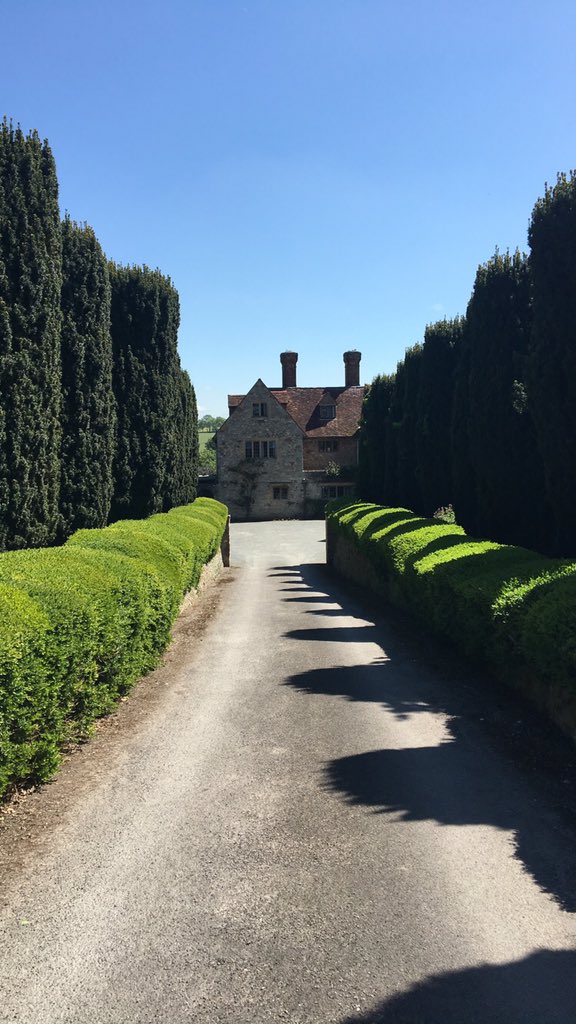 NettlesteadPL's tweet image. What a stunning morning it is here at Nettlestead Place... What a summer it has been 💛☀️ #Nettlesteadplace #WeddingWednesday #wedding #kent #kentishwedding #love #venue #gardens