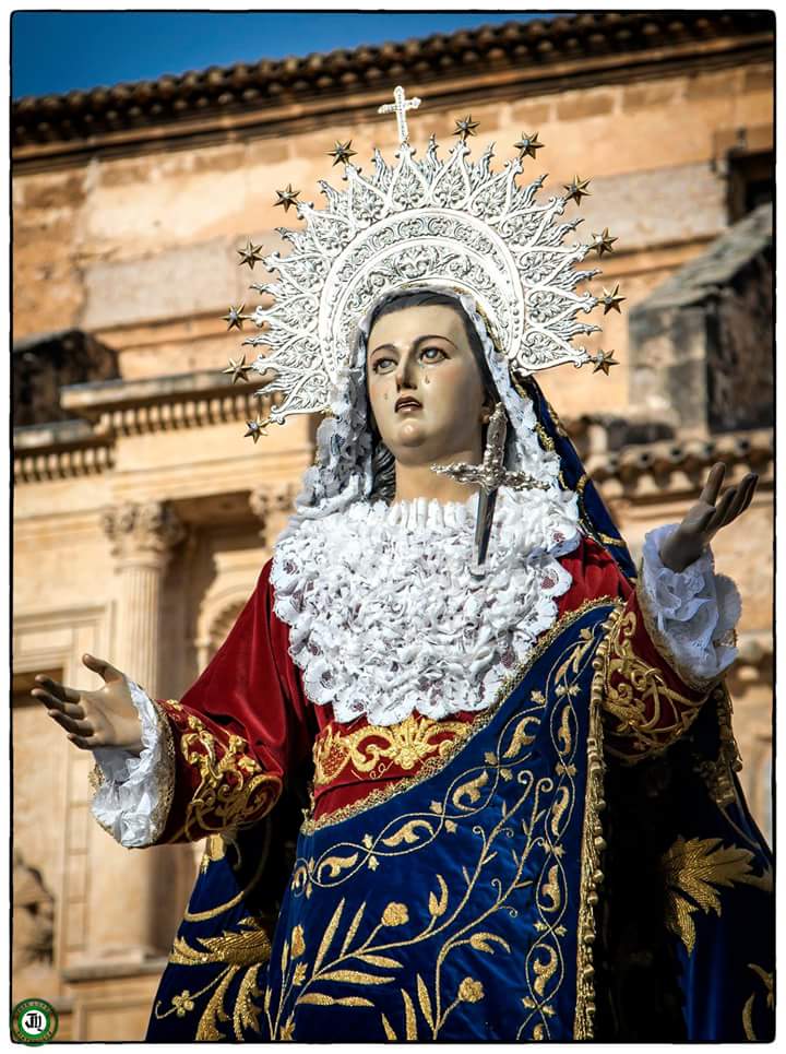Haces de cada día la luz de mis mañanas, mis pensamientos van contigo donde quiera que vaya. Reina del Calvario hellinero déjame secar las lágrimas de tu sufrimiento y que la esperanza llegue a nuestras vidas traída por el viento.
#evangeliodeldía #dolorosadehellin